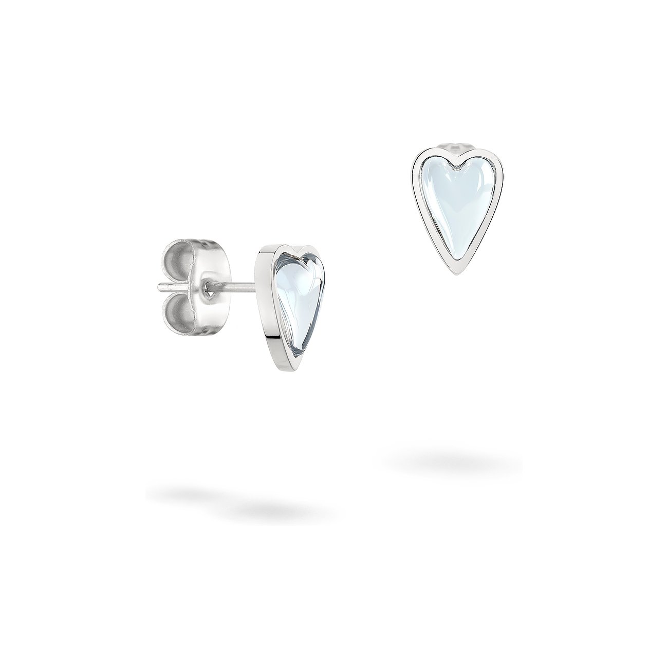 Liebeskind örhängen i rostfritt stål med ljusblå hjärtformad ädelsten, sedda från sidan och framifrån.