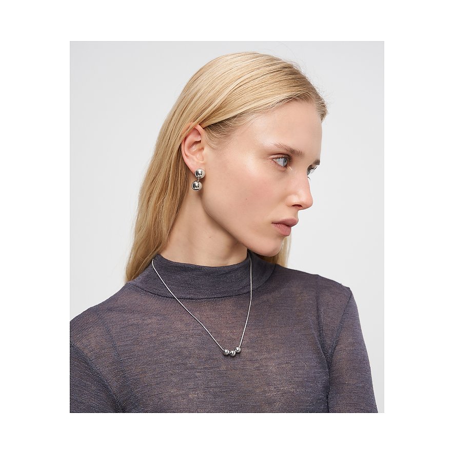 Mannequin portant un collier Liebeskind en acier inoxydable poli avec trois perles rondes, assorti aux boucles.