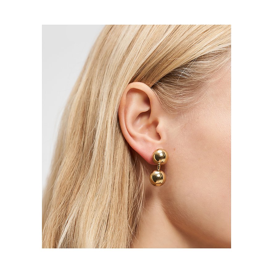 Am Ohr getragenes Liebeskind Ohrschmuck aus gelb vergoldetem Edelstahl mit zwei glänzenden Kugeln.