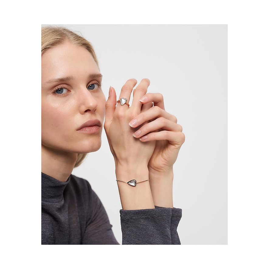 Bracciale Liebeskind in acciaio con pendente a cuore e anello coordinato, indossato da modella.