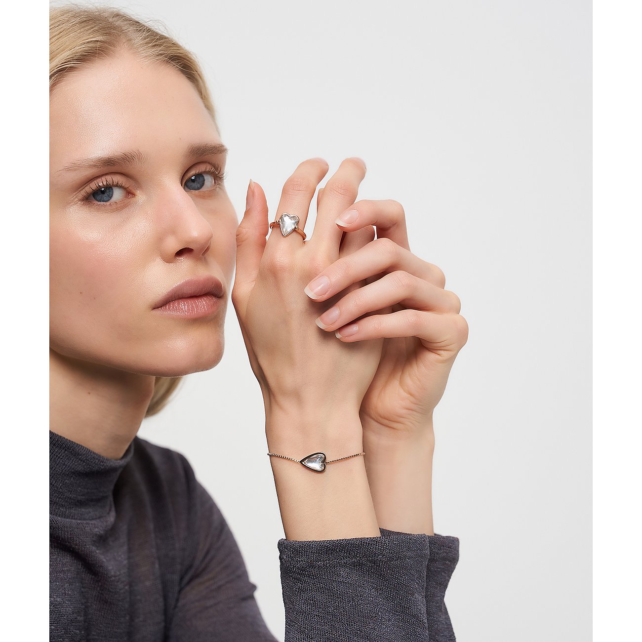 Bracciale Liebeskind in acciaio con pendente a cuore e anello coordinato, indossato da modella.
