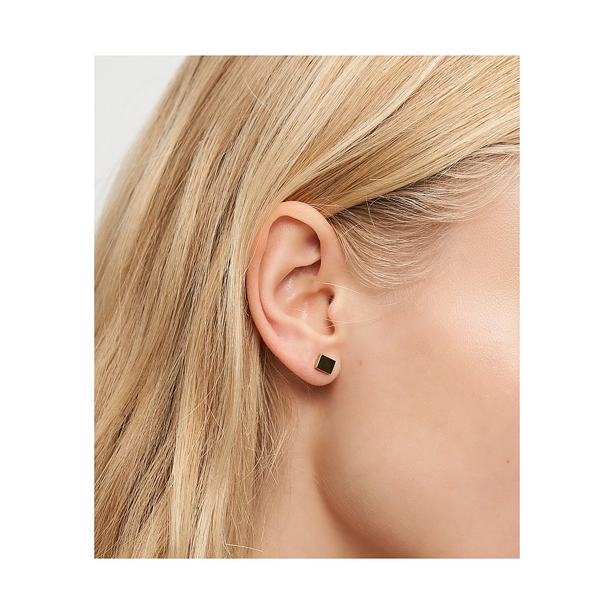 Nahaufnahme eines Liebeskind Edelstahl-Ohrsteckers in Quadratform, getragen an einem Ohr mit blondem Haar.
