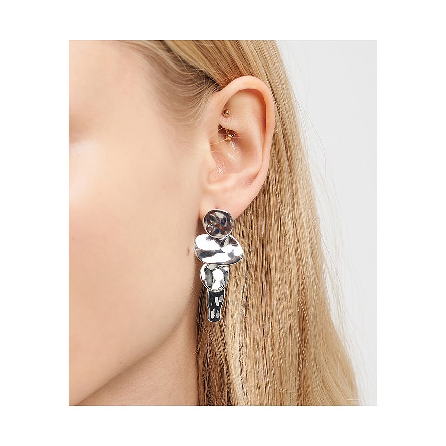 Liebeskind Ohrschmuck aus glänzendem Edelstahl am Ohr einer Person, bestehend aus vier unregelmäßig geformten Gliedern.