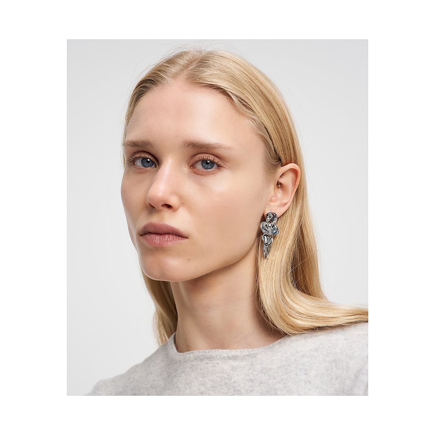 Nahaufnahme einer Frau mit einem Liebeskind Ohrring aus Edelstahl in einer organischen Form am rechten Ohr.