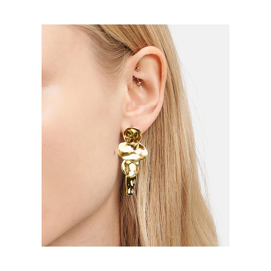 Nahaufnahme: Liebeskind Ohrschmuck aus goldenem Edelstahl mit unregelmäßig gehämmerten Elementen am Ohr eines Models.