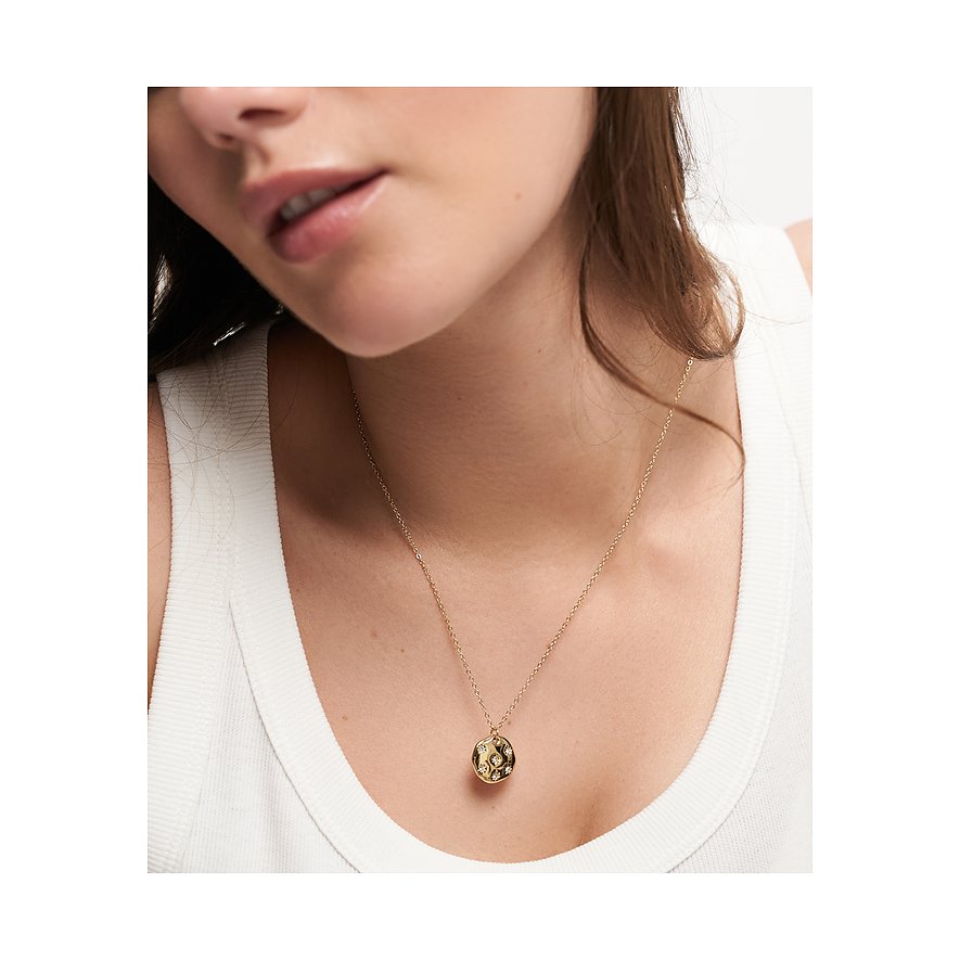 Close-up van een vrouw met een Tamaris ketting van goudkleurig roestvrij staal met zirkonia-gezette hanger.