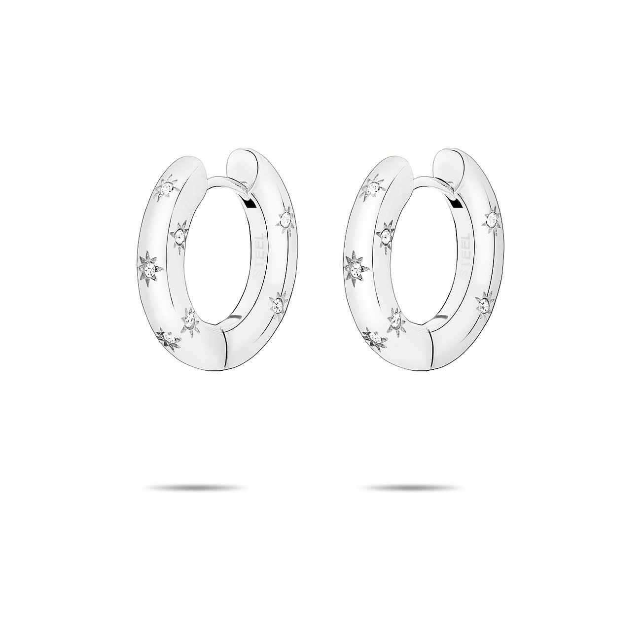 Ett par Tamaris örhängen i rostfritt stål, creoler med infattade klara stjärnformade glasstenar.