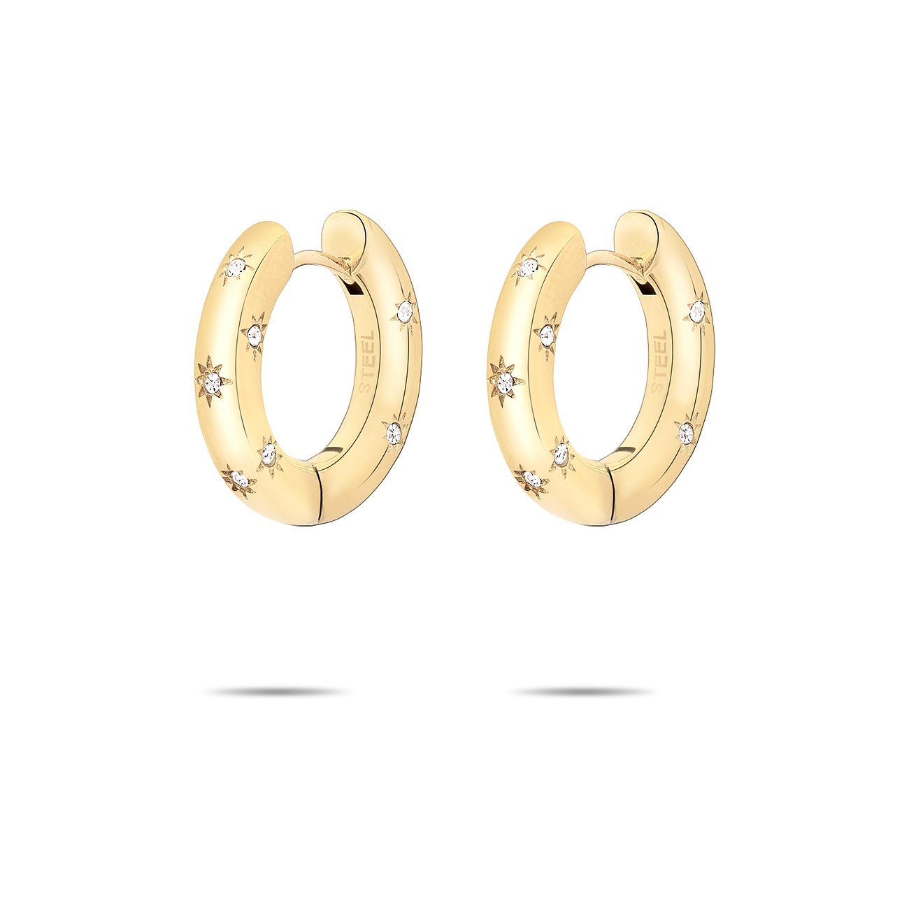 Ett par guldfärgade Tamaris creoler i rostfritt stål med glittrande stjärnor och glasstenar.