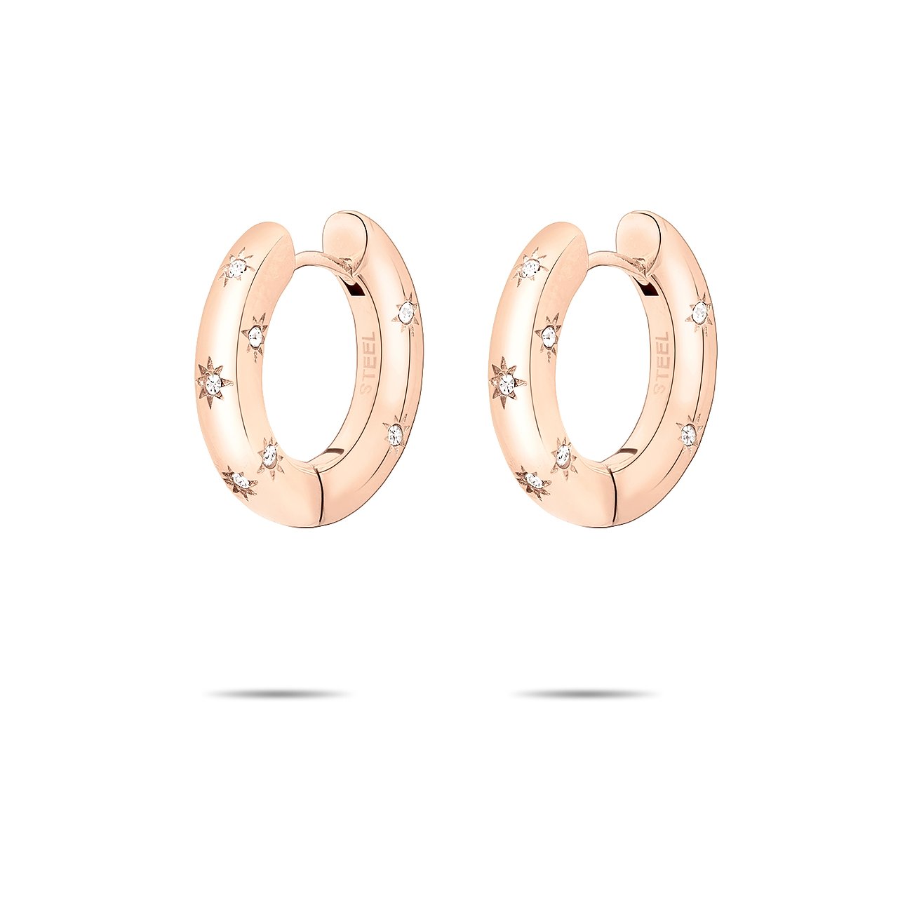 Ein Paar roségoldfarbene Tamaris Creolen aus Edelstahl mit funkelnden Sternen und klaren Glassteinen.