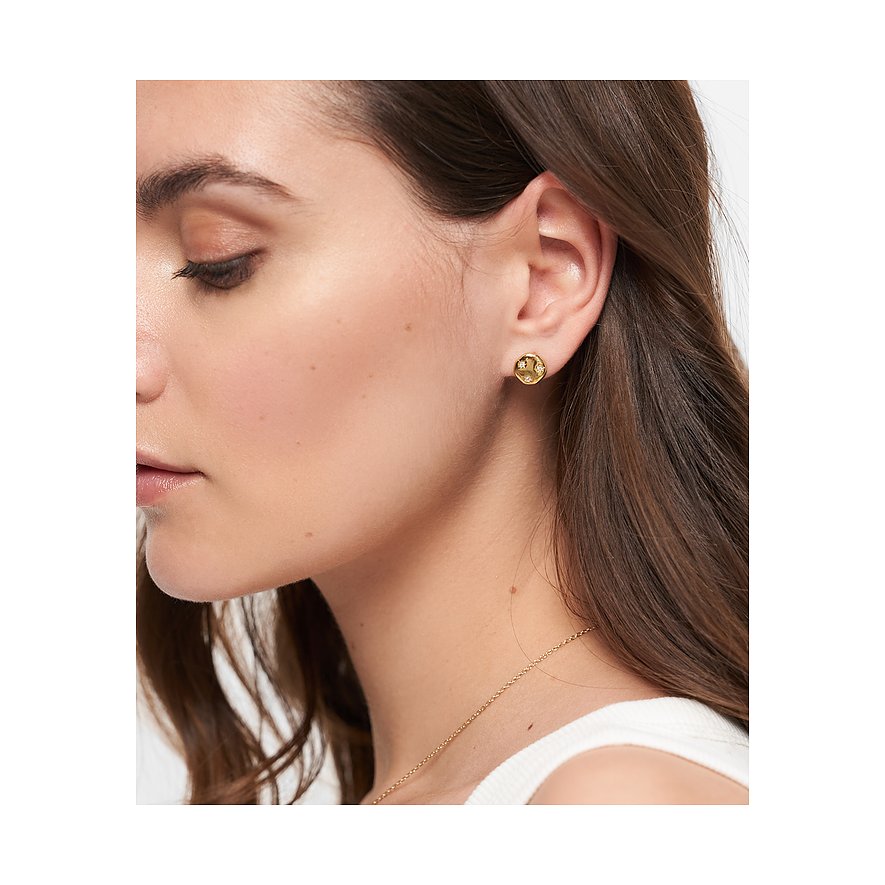 Nahaufnahme einer Frau mit einem runden Tamaris Ohrstecker aus goldenem Edelstahl mit Zirkonia im Ohr.