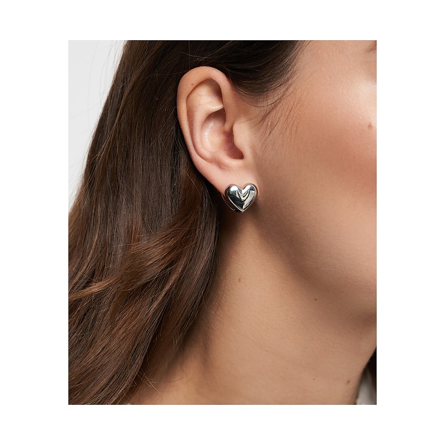 Nahaufnahme eines Tamaris Edelstahl-Ohrsteckers in Herzform am Ohr einer Person.