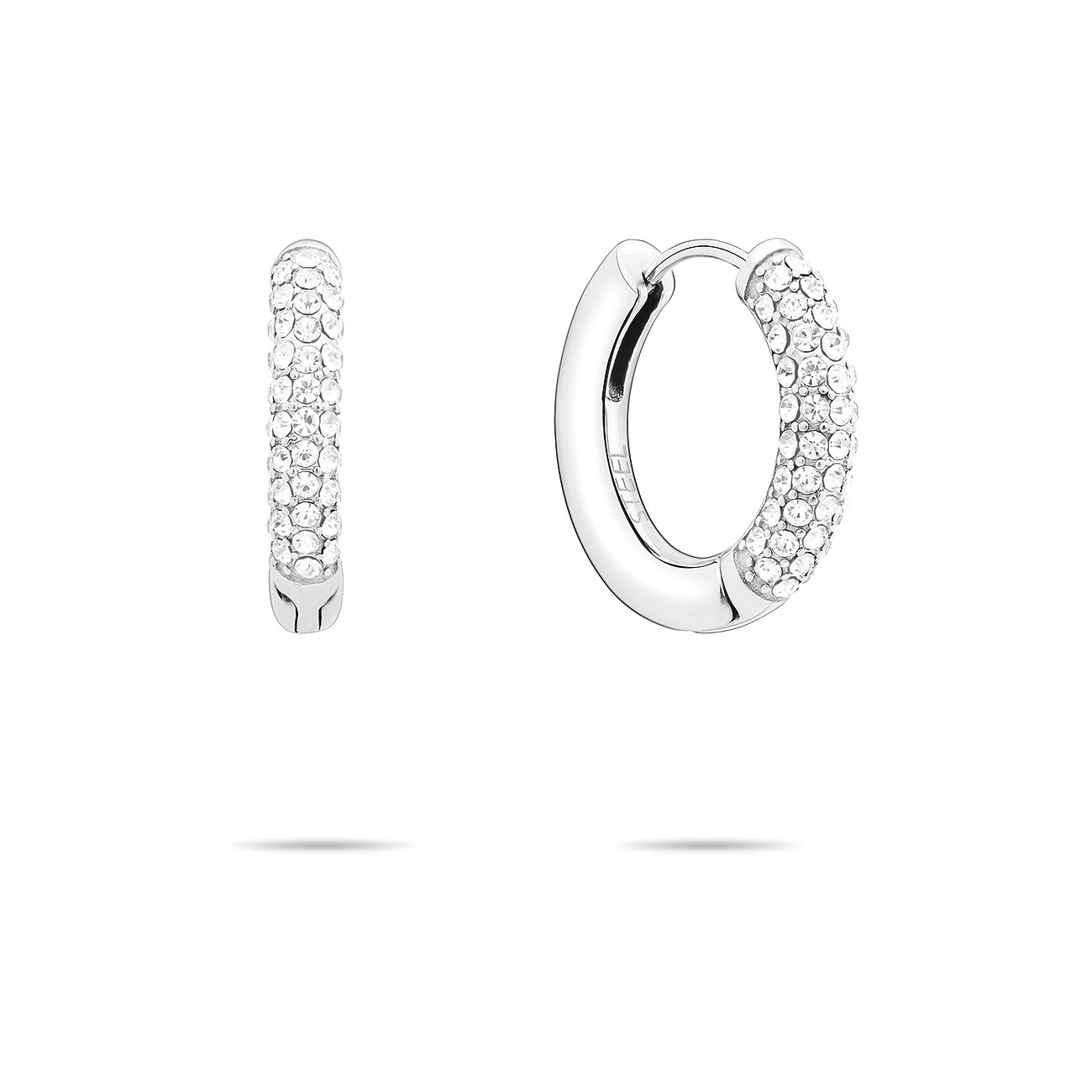 Två glänsande Tamaris creoler i rostfritt stål, detaljerade med gnistrande glasstenar på framsidan.