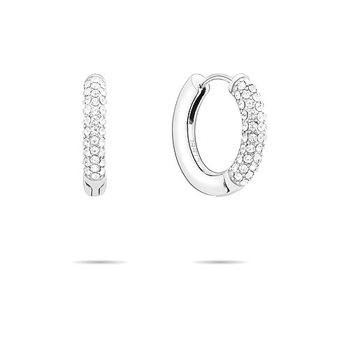 Twee glanzende Tamaris creolen van roestvrij staal, gedetailleerd met fonkelende glassteentjes aan de voorzijde.