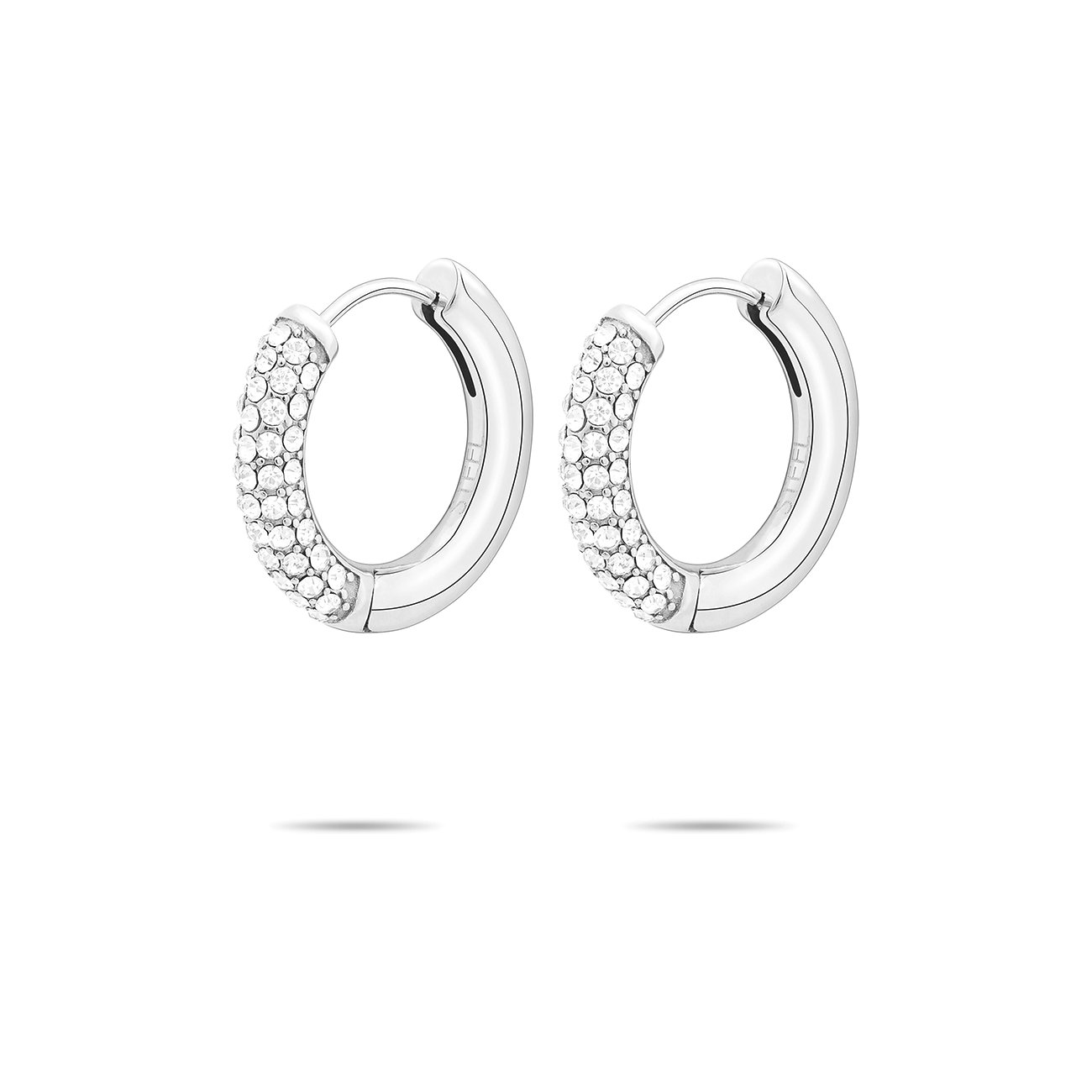 Ett par glänsande, silverfärgade Tamaris creoler i rostfritt stål, var och en prydd med glittrande glasstenar.