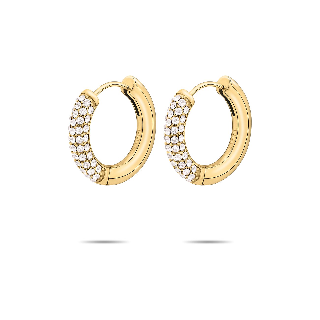 Två guldfärgade Tamaris creoler i rostfritt stål, ena sidan rikt dekorerad med glittrande glasstenar.