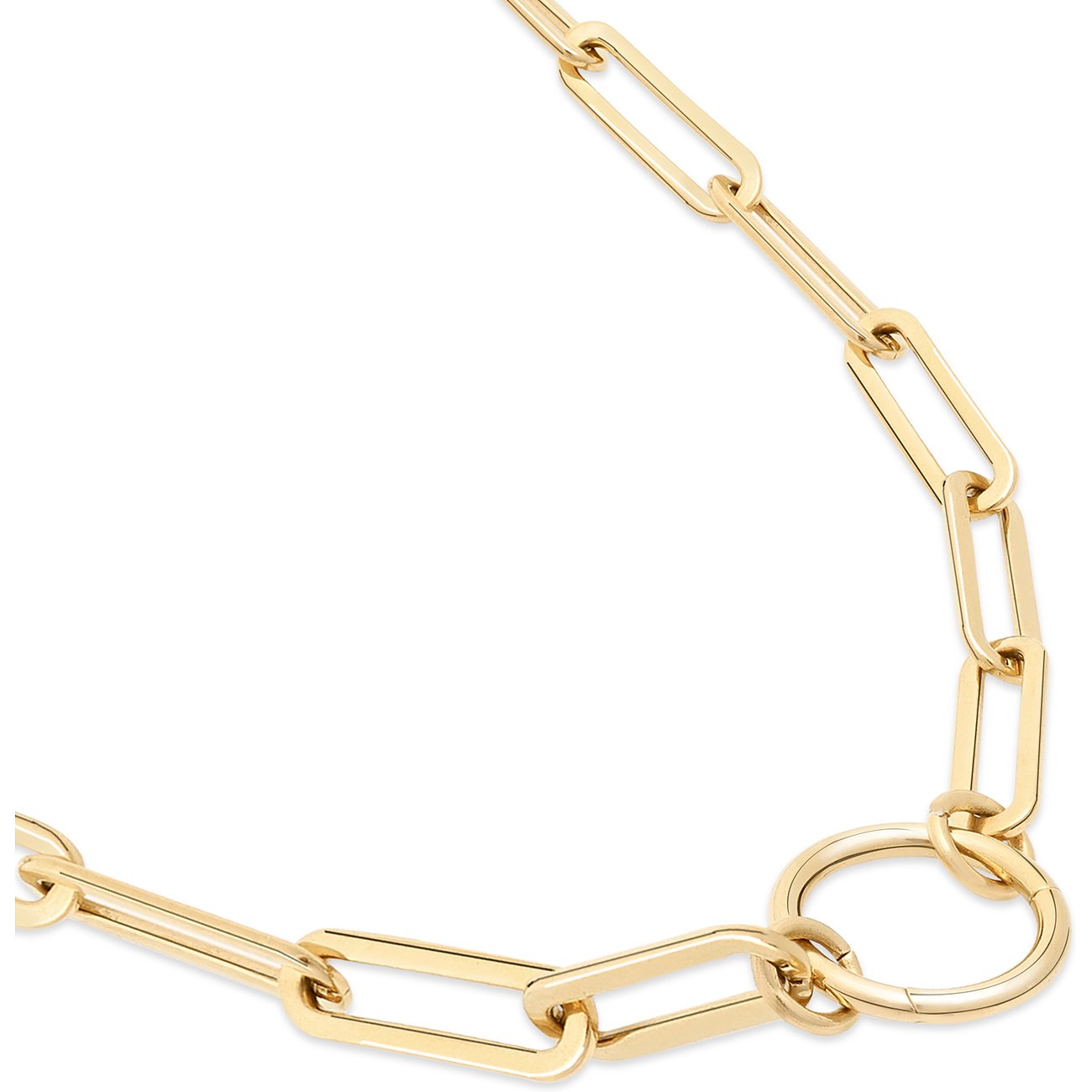 Glänzender, goldfarbener Tamaris Halsschmuck aus Edelstahl mit großen, länglichen Kettengliedern und O-Ring Verschluss, diagonal.