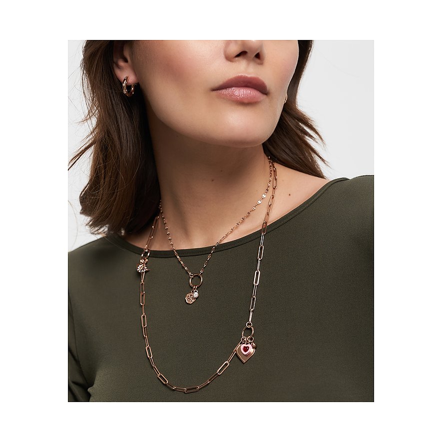 Modella indossa due collane Tamaris in acciaio inox color oro rosa. Una catena è lunga, l'altra più corta.