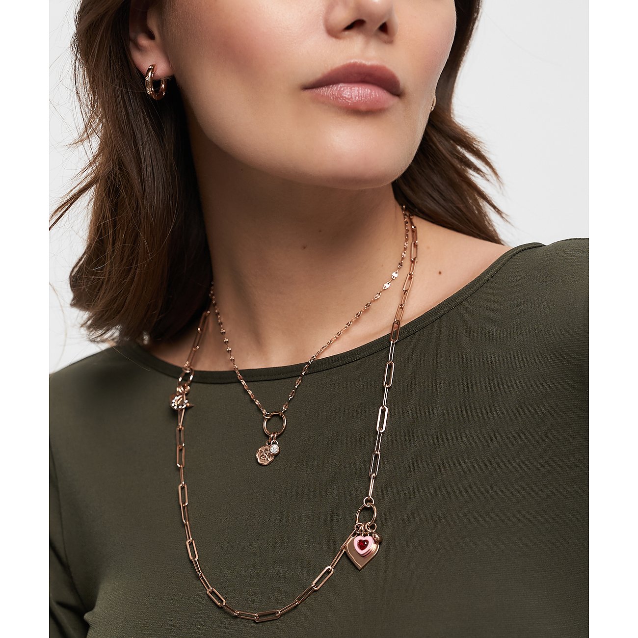 Modella indossa due collane Tamaris in acciaio inox color oro rosa. Una catena è lunga, l'altra più corta.