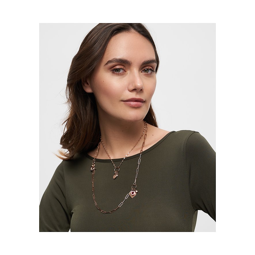 Una donna indossa due raffinate collane Tamaris in acciaio inossidabile color oro rosa. Una con ciondolo a cuore.