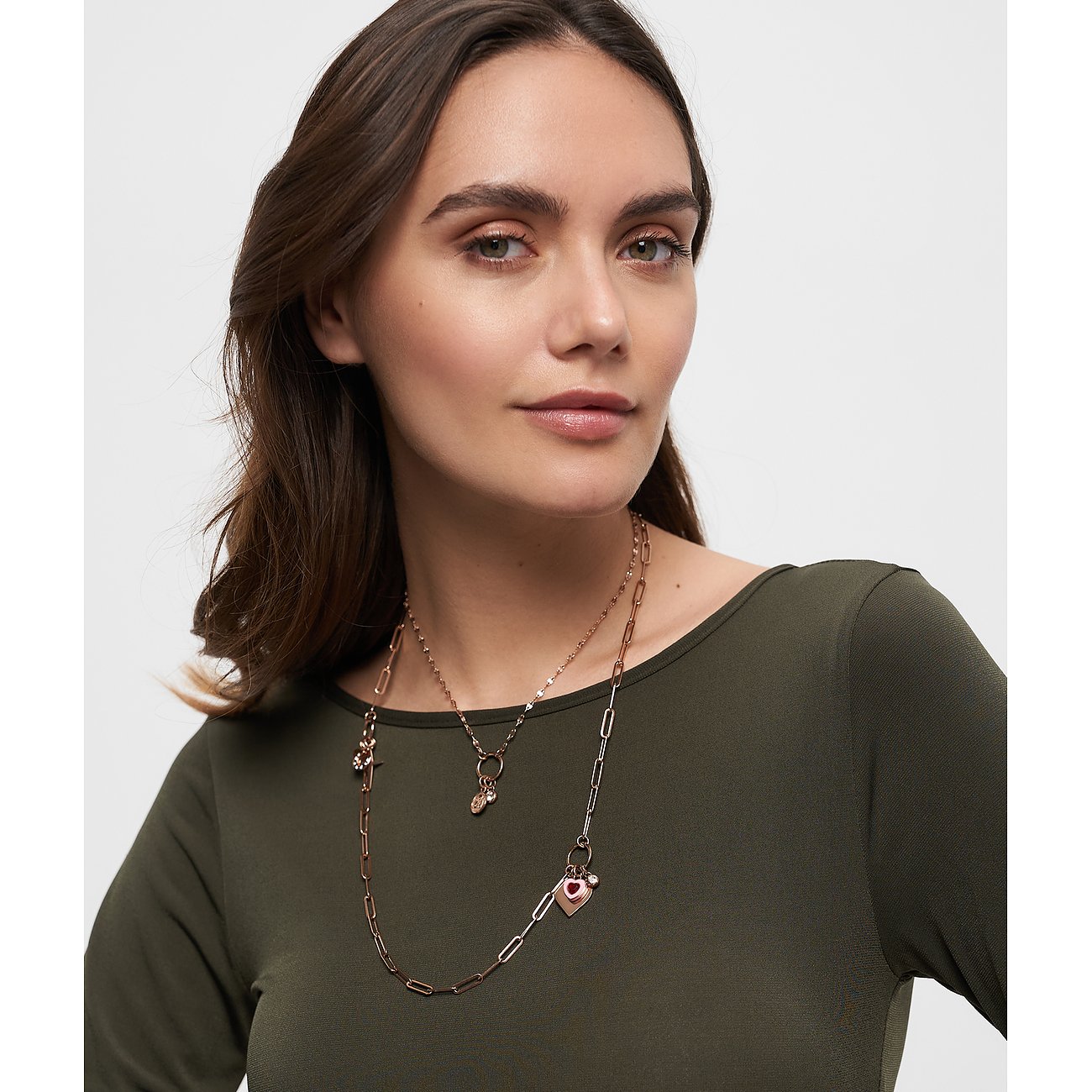 Una donna indossa due raffinate collane Tamaris in acciaio inossidabile color oro rosa. Una con ciondolo a cuore.