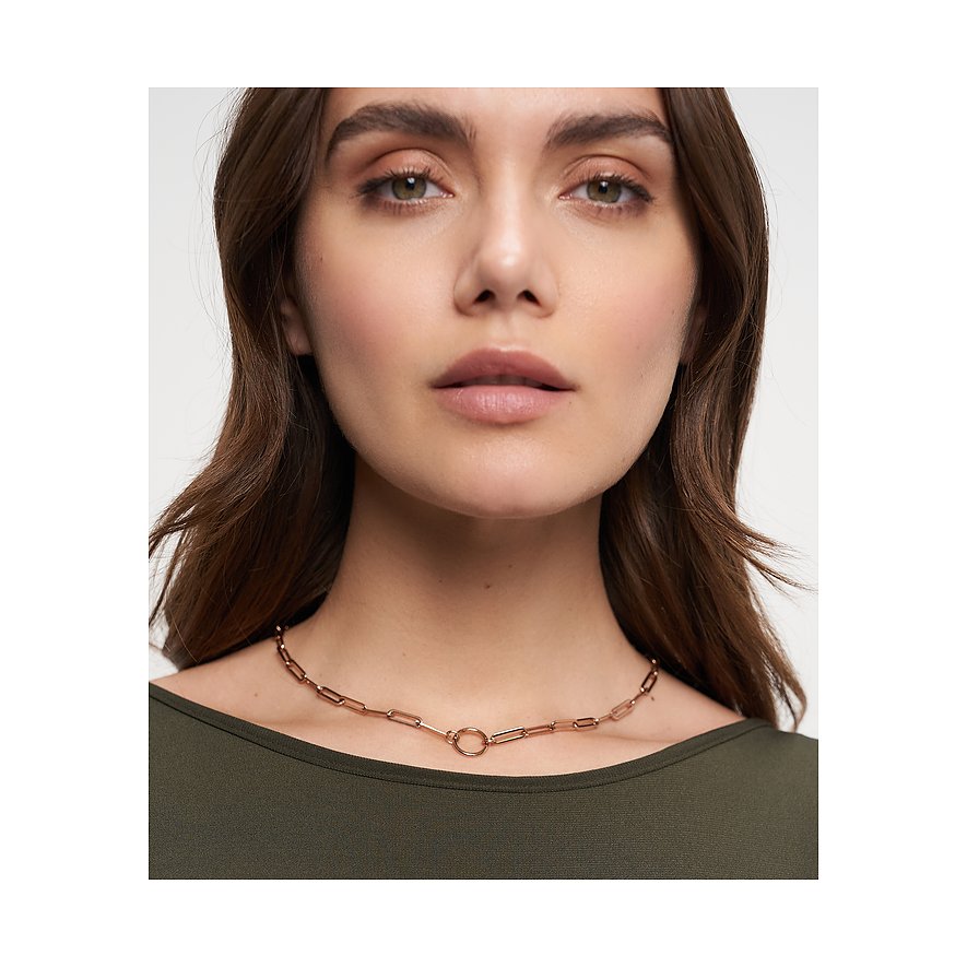 Primo piano di una donna che indossa una collana Tamaris in acciaio inox color oro rosa con catena a maglie.