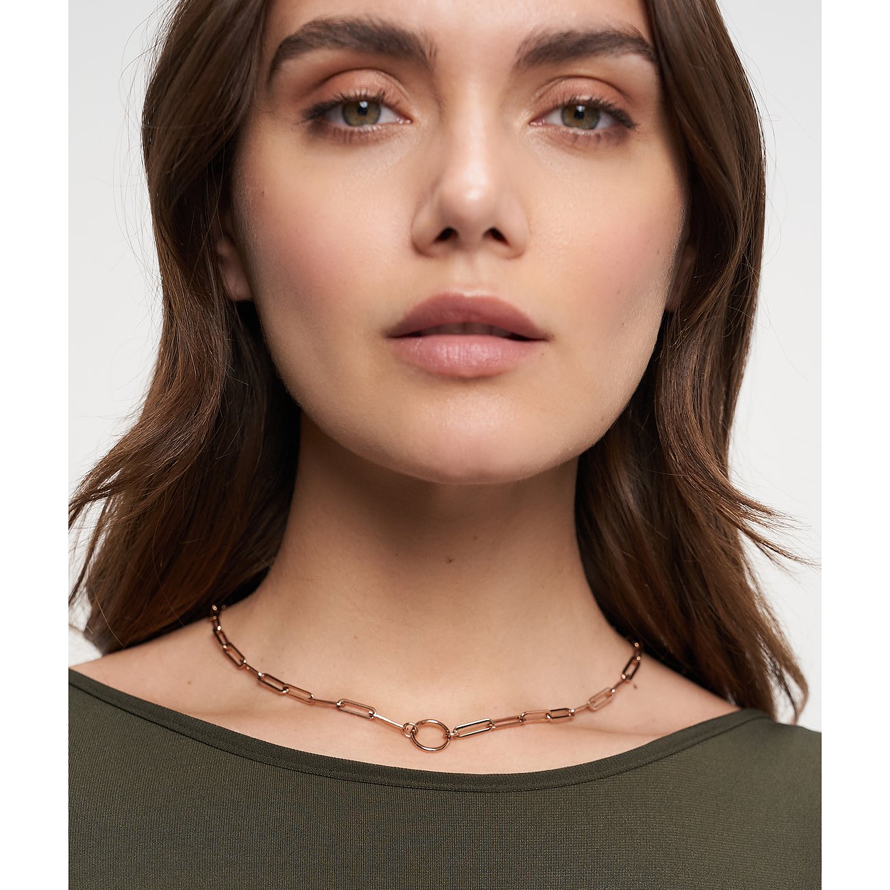 Primo piano di una donna che indossa una collana Tamaris in acciaio inox color oro rosa con catena a maglie.