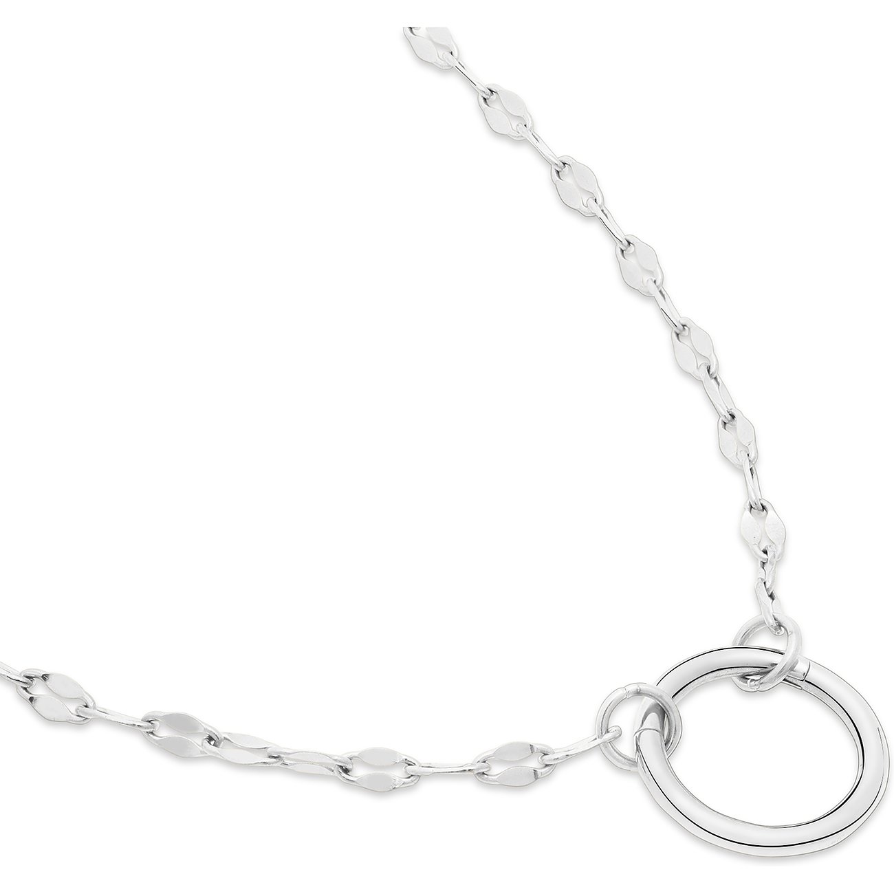 Nahaufnahme einer Tamaris Halskette aus Edelstahl, die eine schlichte, silberfarbene Ringform als Anhänger hat.