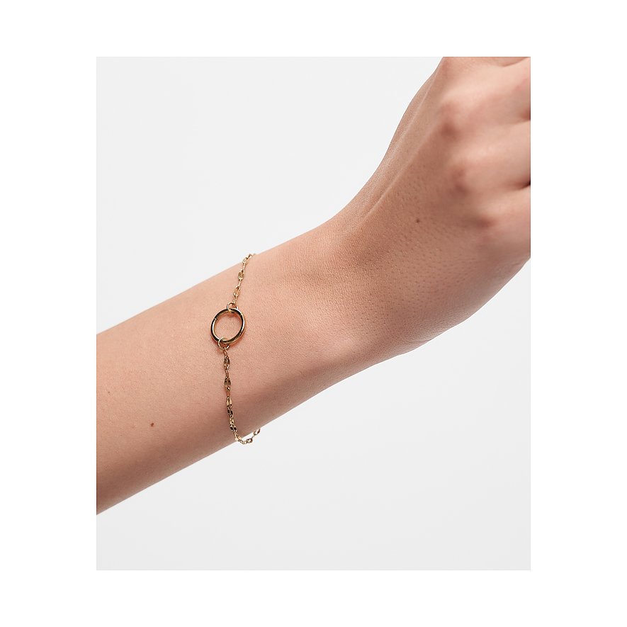 Nærbillede af et guld Tamaris armbånd i rustfrit stål med rundt vedhæng, båret på et håndled.