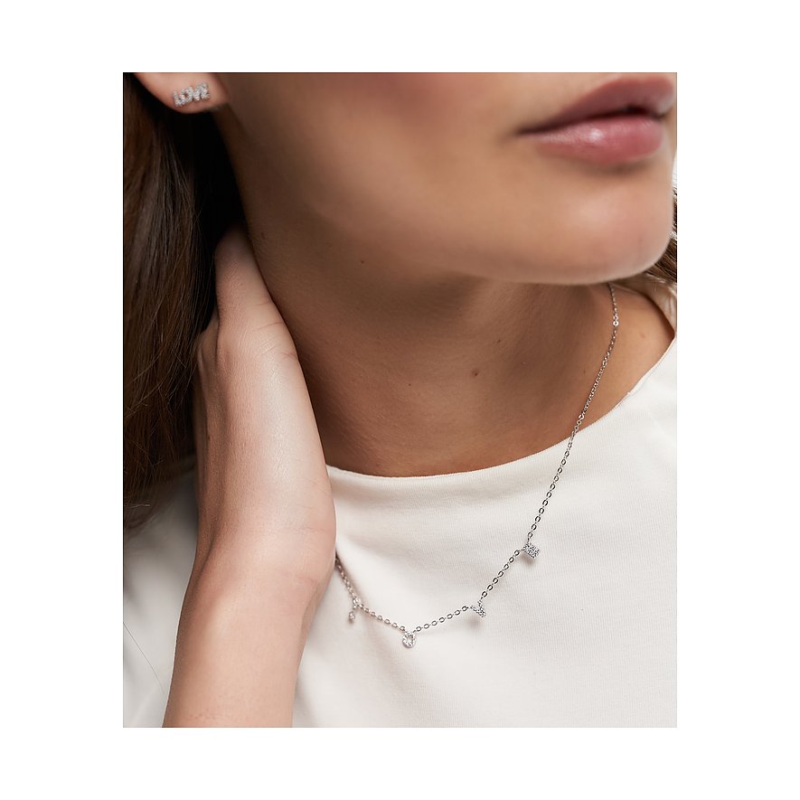 Närbild av kvinna som bär ett Tamaris halsband i 925 silver med flera zirkonia-hängen.