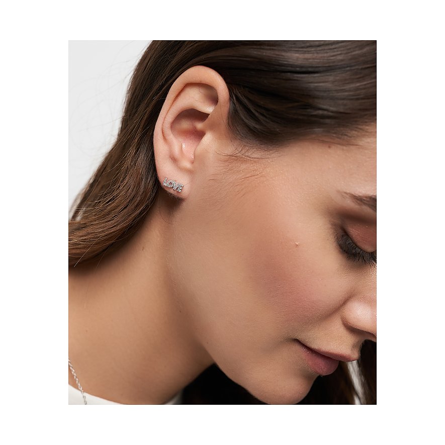 Nahaufnahme einer Frau, die am Ohr einen Tamaris Ohrstecker aus 925 Silber mit 