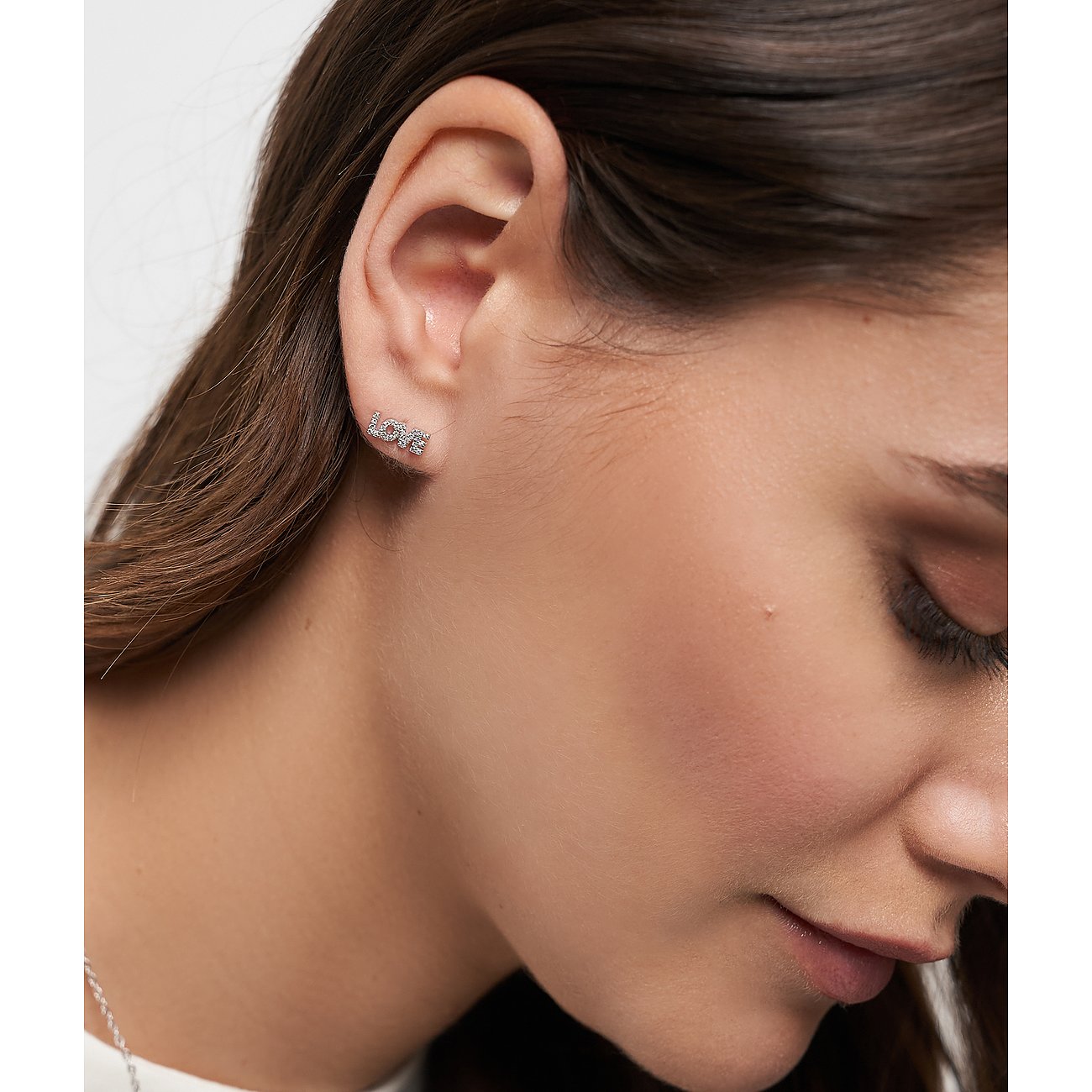 Nahaufnahme einer Frau, die am Ohr einen Tamaris Ohrstecker aus 925 Silber mit 
