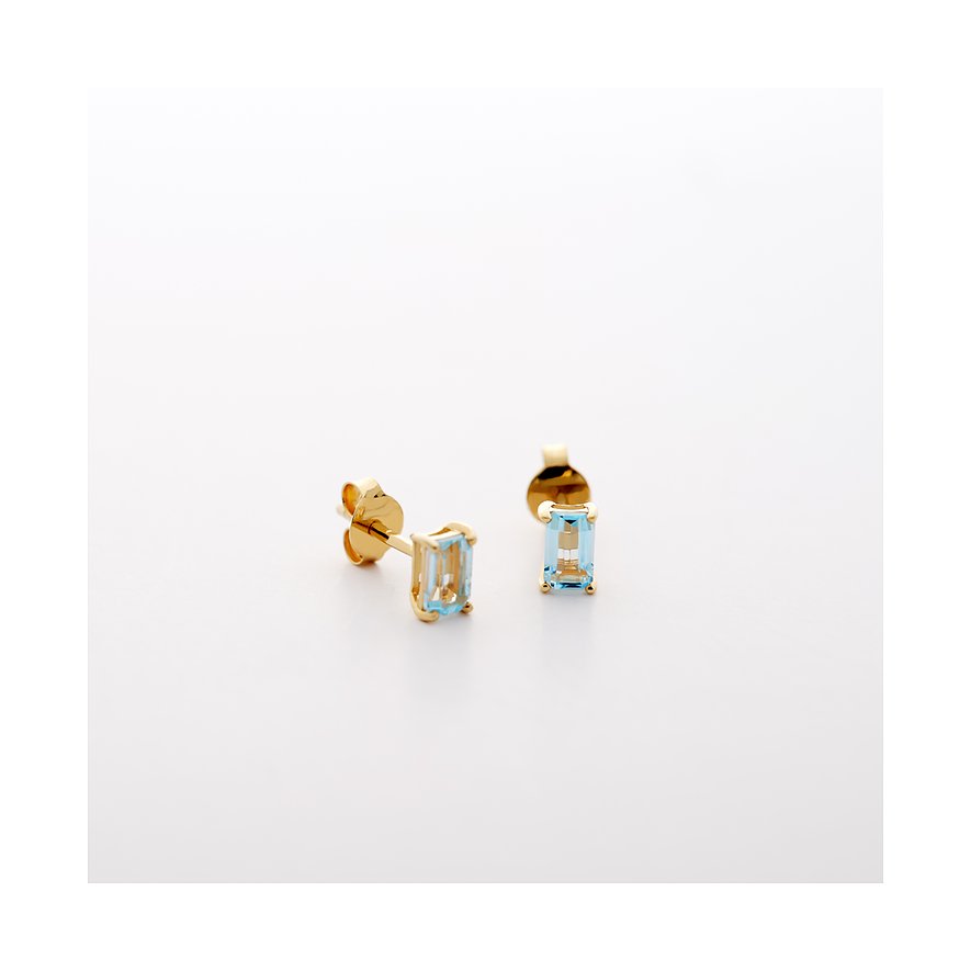 CHRIST Ohrstecker aus 585er Gelbgold mit facettierten blauen Topas im smaragdgrünen Schliff auf weißem Hintergrund.