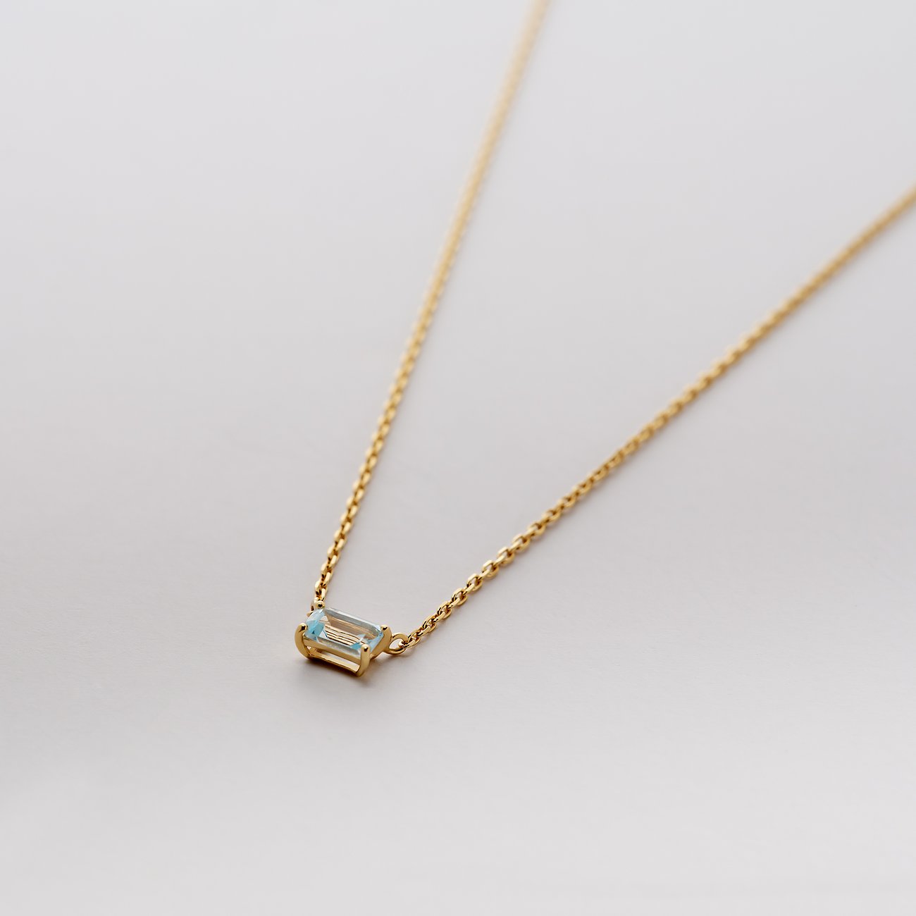 CHRIST Halsschmuck aus 585er Gelbgold mit einem rechteckigen Topas als Anhänger, mittig auf einer feinen Kette.