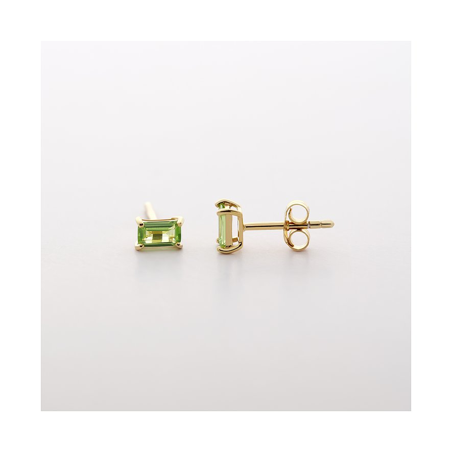 Nahaufnahme von zwei CHRIST 585er Gelbgold Ohrsteckern mit rechteckigen, hellgrünen Peridot Farbsteinen.