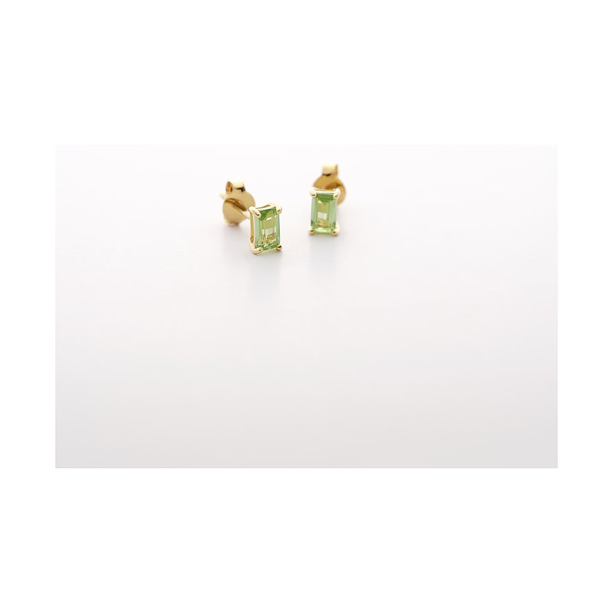 CHRIST Ohrschmuck aus 585er Gelbgold mit facettierten, rechteckigen Peridot-Edelsteinen, seitlich von oben gesehen.