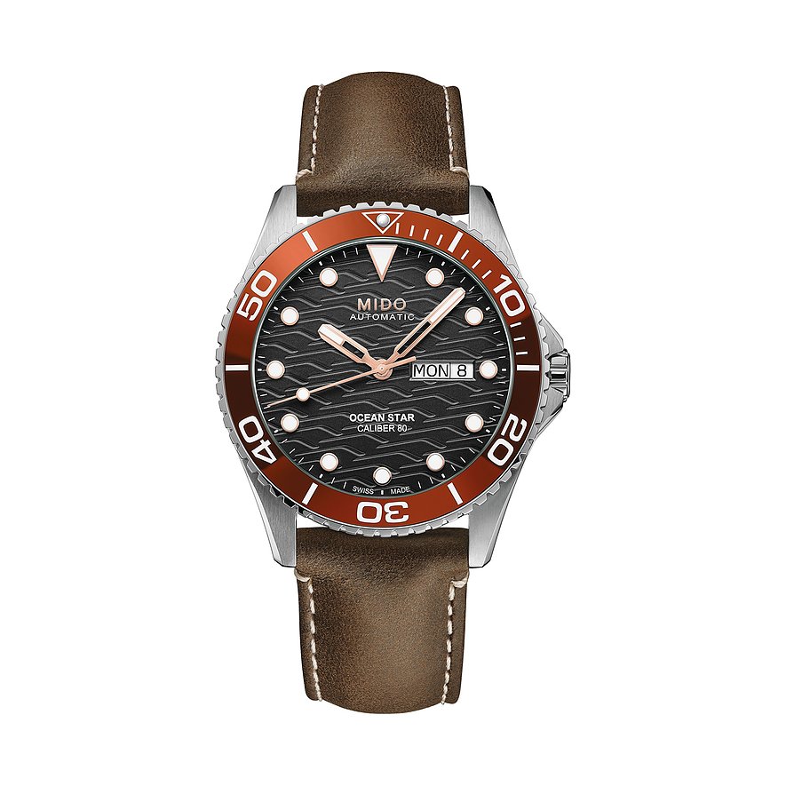 Mido Herrenuhr aus Edelstahl mit braunem Lederarmband und schwarzem Zifferblatt mit Wellenmuster.