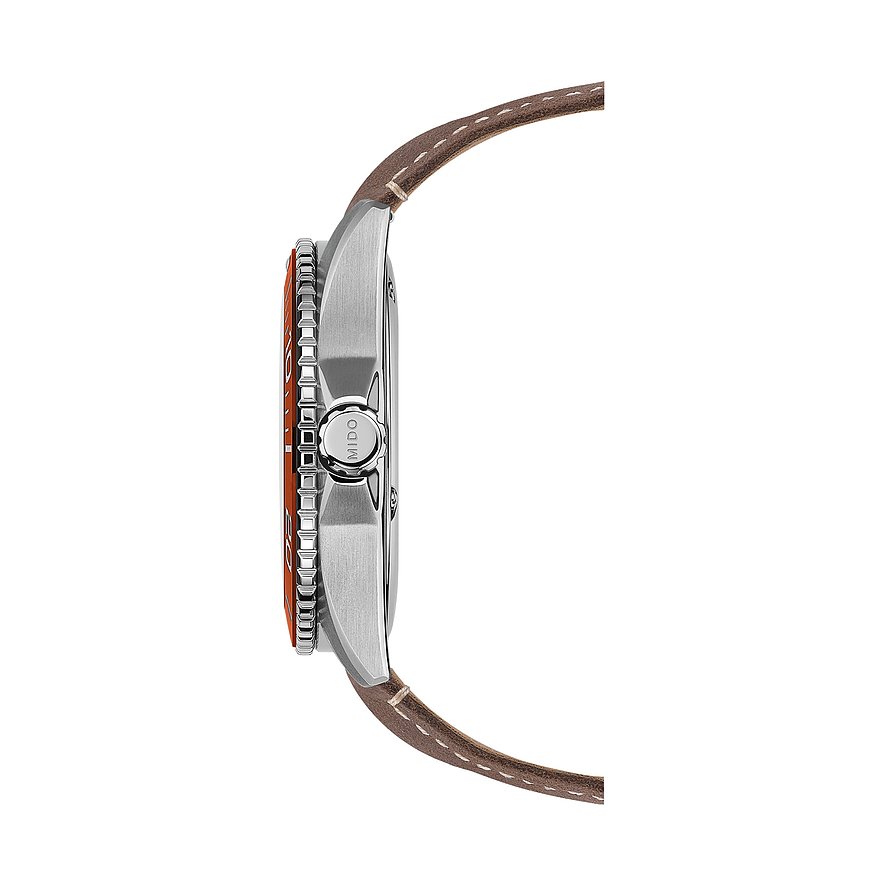 Seitenansicht der Mido Herrenuhr aus Edelstahl mit braunem Lederarmband und oranger Lünette.