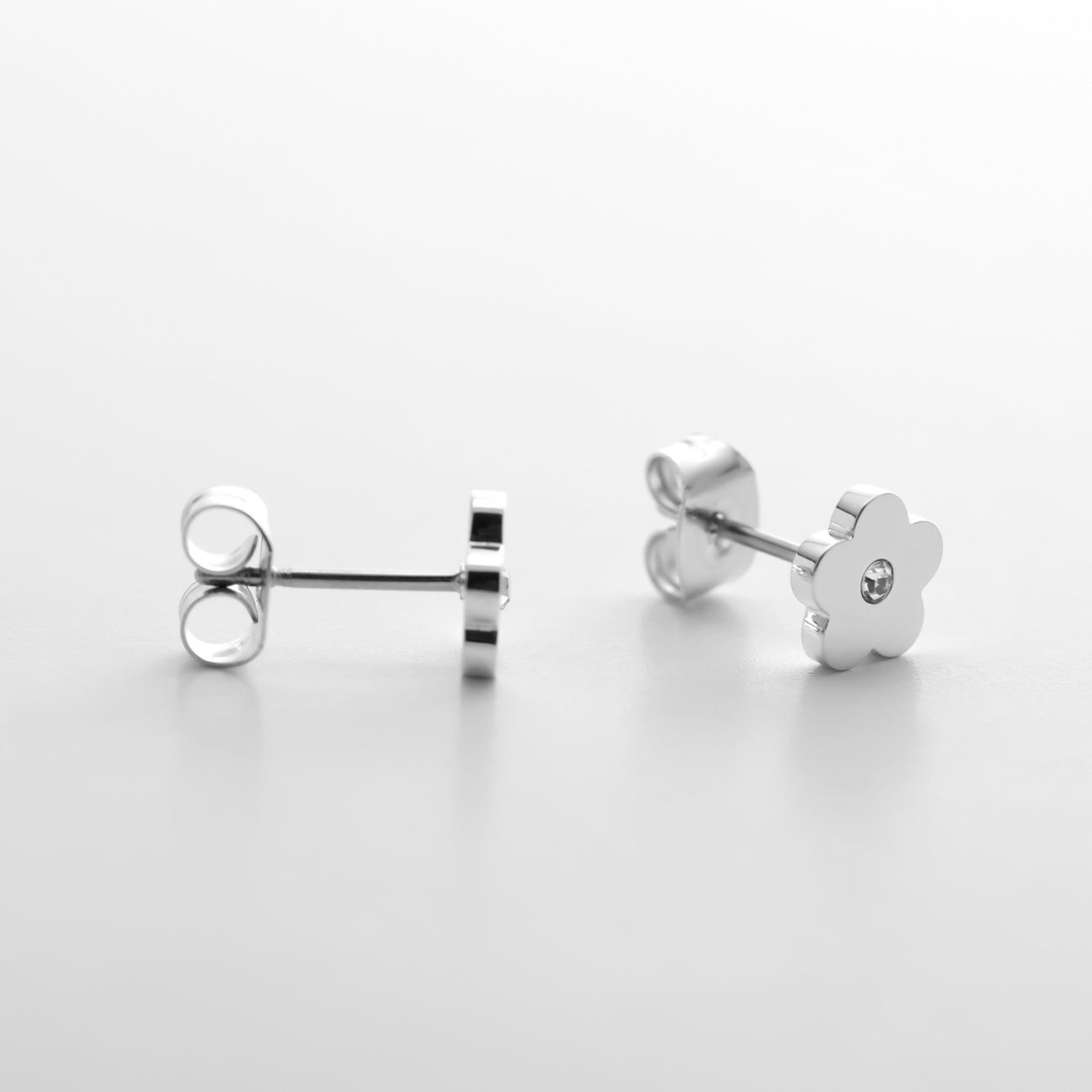 FAVS Little Friends Ohrstecker aus Edelstahl mit Blütendesign und Zirkonia. Zwei Ansichten von der Rückseite und Seite.