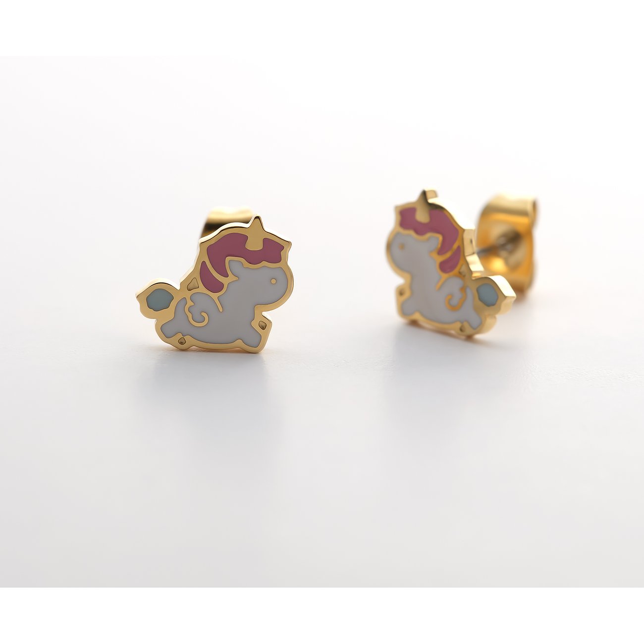 FAVS Little Friends Ohrstecker aus goldfarbenem Edelstahl und Emaille, geformt wie rosa Einhörner.