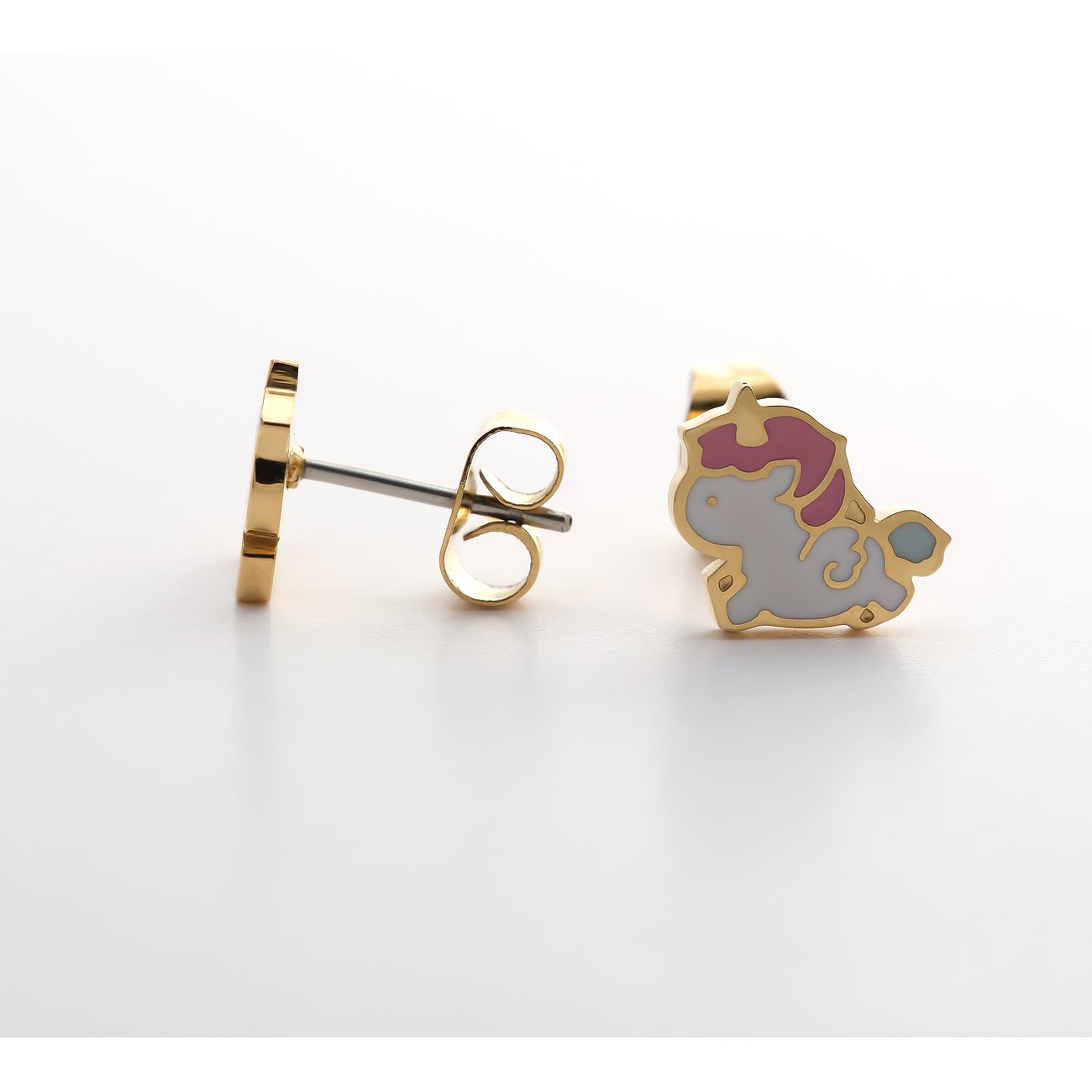 FAVS Little Friends Einhorn-Ohrstecker aus goldfarbenem Edelstahl mit weißer und pinker Emaille, seitlich dargestellt.