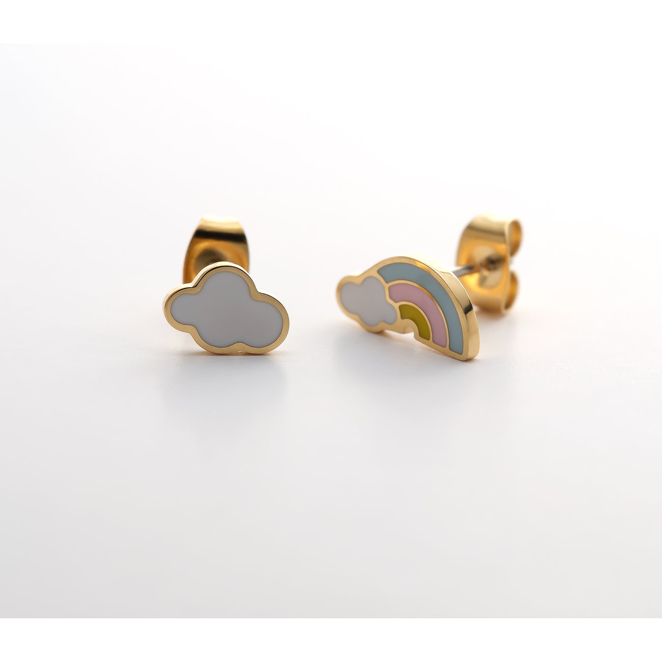 FAVS Little Friends Ohrstecker aus goldenem Edelstahl und Emaille, einer als Wolke, der andere als Regenbogen.