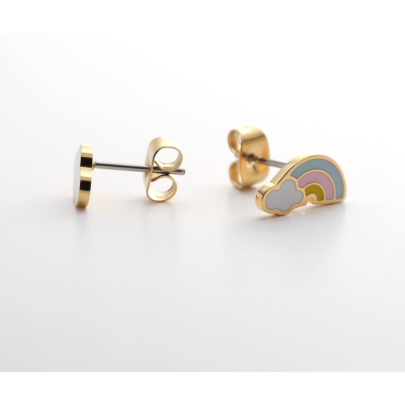FAVS Little Friends Ohrstecker aus goldfarbenem Edelstahl und bunter Emaille in Form einer Regenwolke.