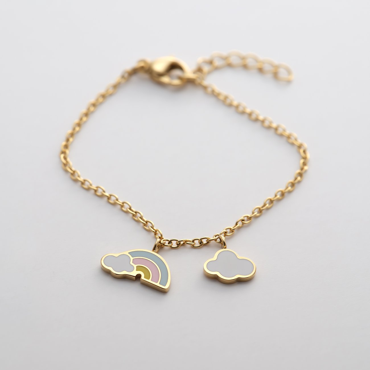 FAVS Little Friends Armschmuck aus gelb vergoldetem Edelstahl mit Regenbogen- und Wolken-Anhänger aus Emaille.