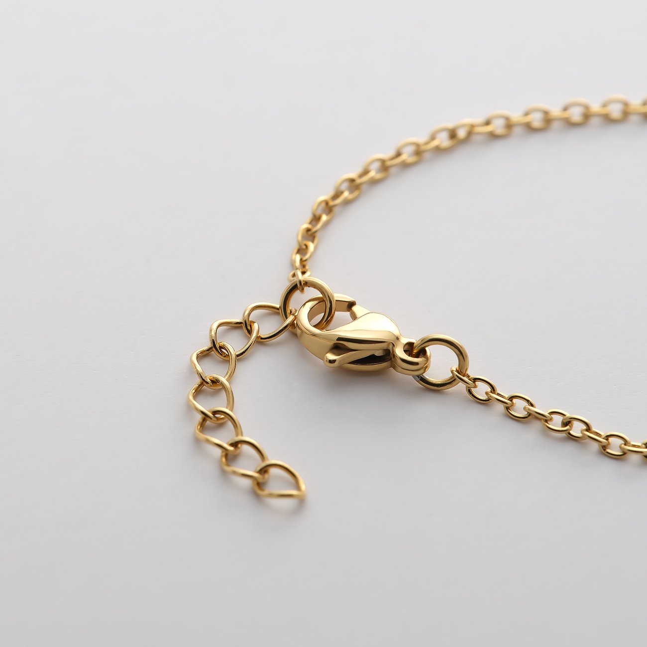 Detailaufnahme des Verschlusses eines goldenen Armschmucks der Marke FAVS Little Friends aus Edelstahl.