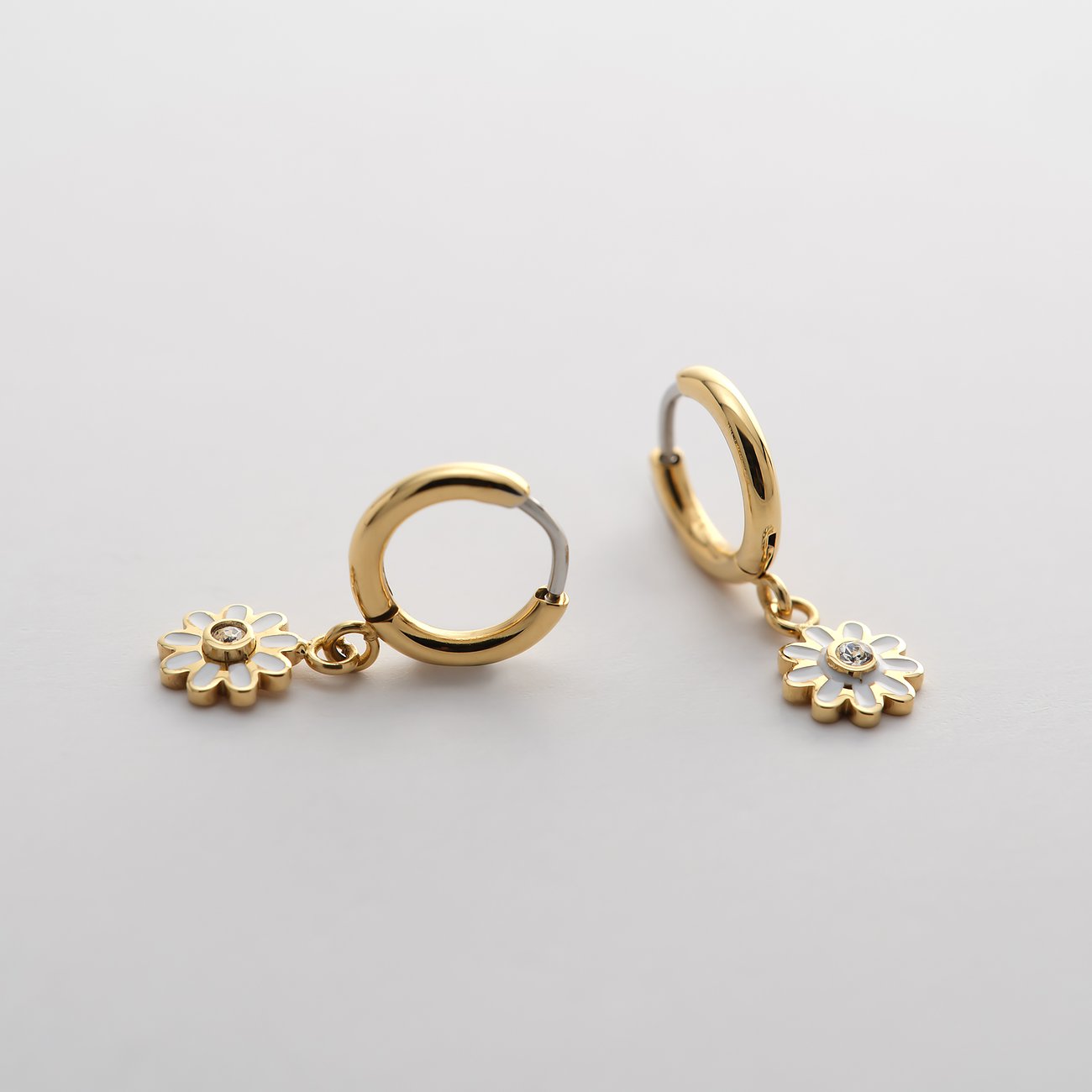 FAVS Little Friends Ohrschmuck aus gelbgoldenem Edelstahl und Emaille mit Zirkonia, als detaillierte Paaransicht.