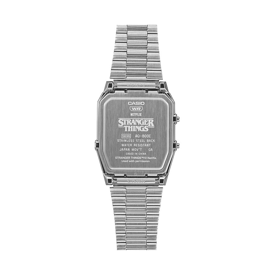 Rückansicht einer Casio Resin Herrenuhr mit Stranger Things Gravur auf der Edelstahlplatte und Metallarmband.
