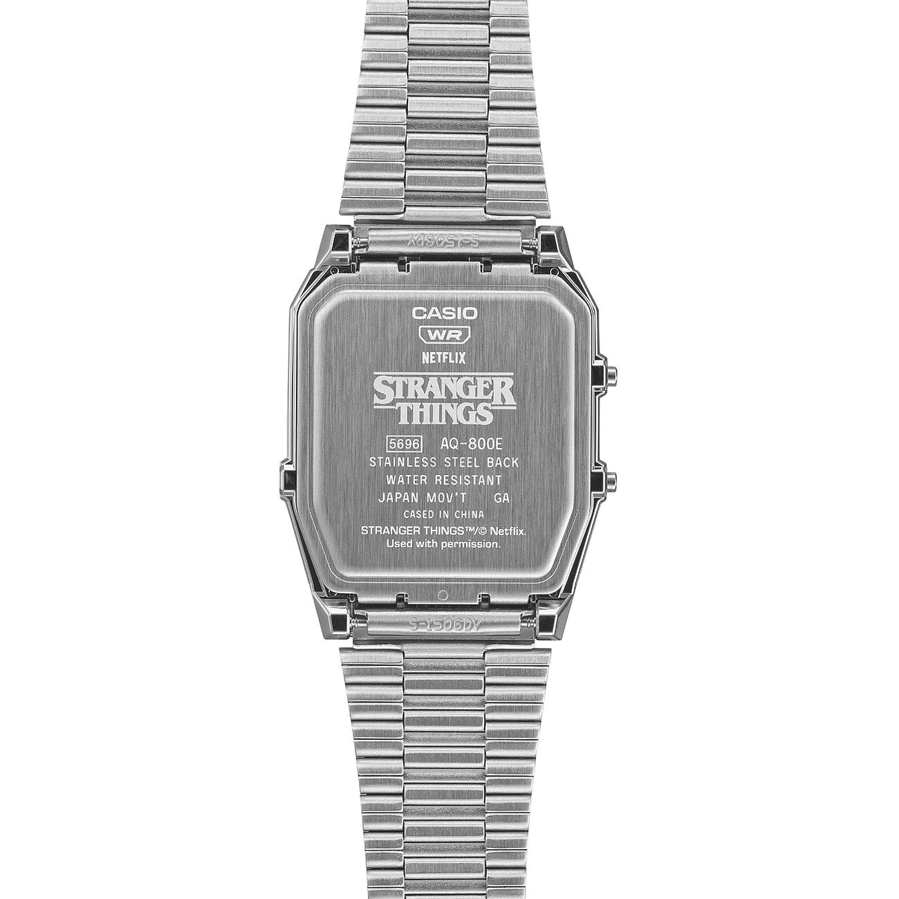 Rückansicht einer Casio Resin Herrenuhr mit Stranger Things Gravur auf der Edelstahlplatte und Metallarmband.