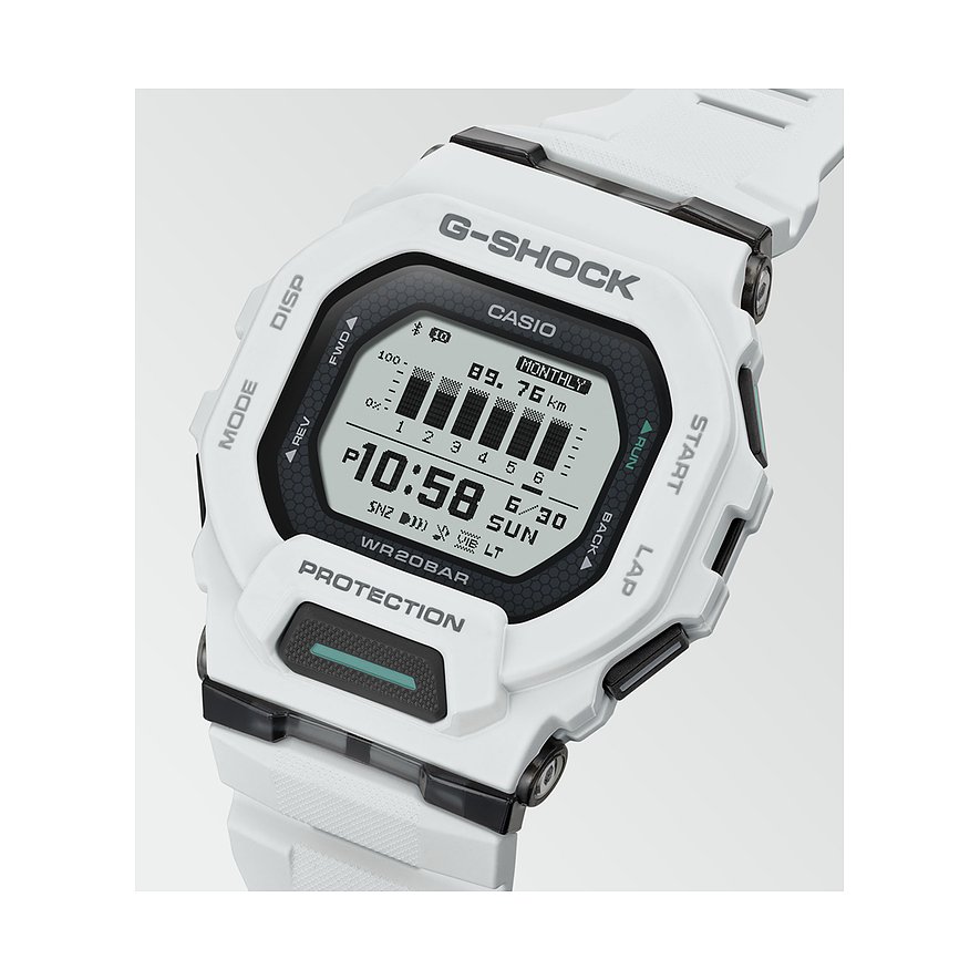 Nahaufnahme einer weißen Casio G-Shock Herrenuhr aus Resin, schräg von oben. Digitaldisplay zeigt Uhrzeit und Aktivitätsdaten.