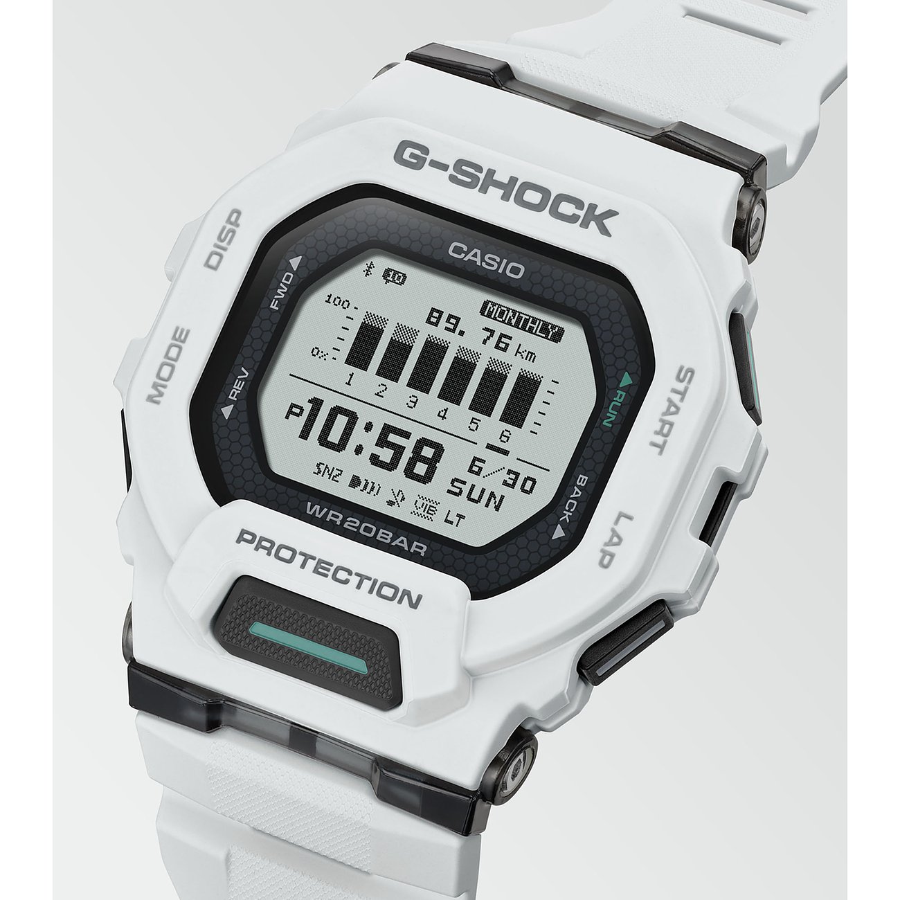 Nahaufnahme einer weißen Casio G-Shock Herrenuhr aus Resin, schräg von oben. Digitaldisplay zeigt Uhrzeit und Aktivitätsdaten.