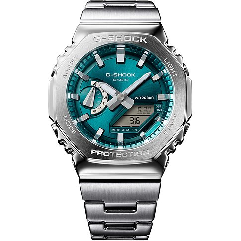 Casio G-Shock Herrenuhr aus blauem Resin mit silberfarbenem Edelstahlarmband vor weißem Hintergrund.